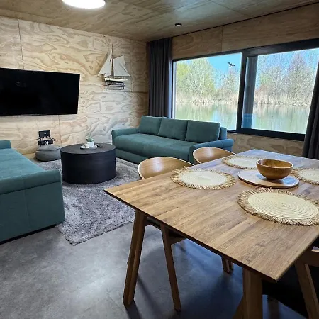 船上ホテル Sunset Hausbot