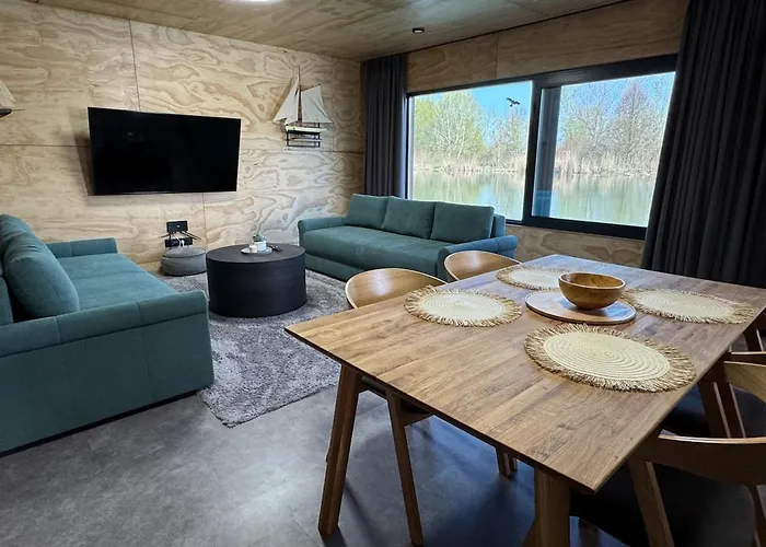 ספינת מלון Sunset Hausbot