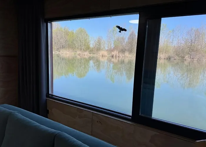 ספינת מלון Sunset Hausbot