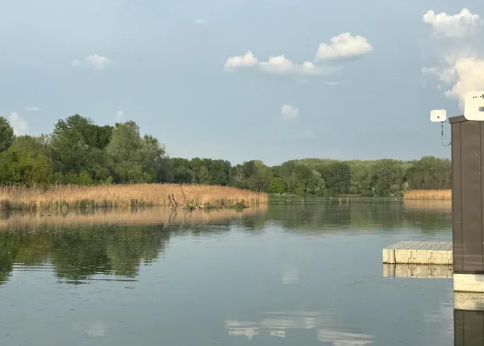 ספינת מלון Sunset Hausbot *